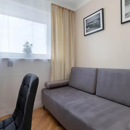 Three Bedroom In Center With Desk By Renters