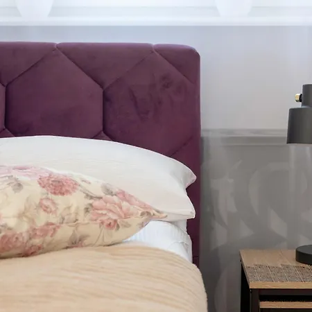 Three Bedroom In Center With Desk By Renters