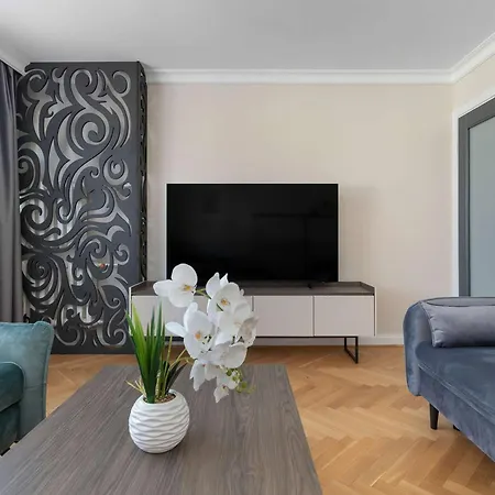 Apartmán Three Bedroom In Center With Desk By Renters