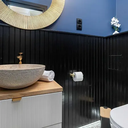 Three Bedroom In Center With Desk By Renters *