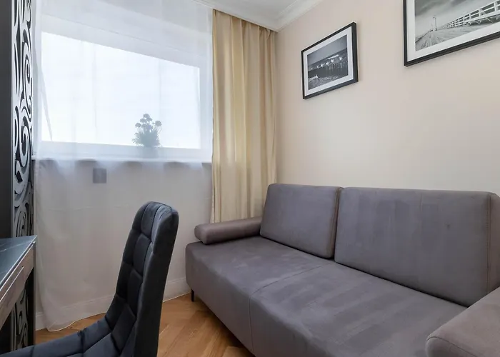 Three Bedroom In Center With Desk By Renters