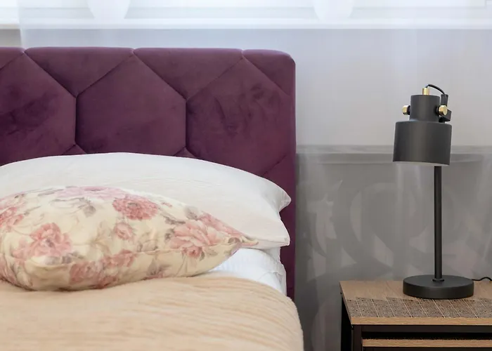 Three Bedroom In Center With Desk By Renters