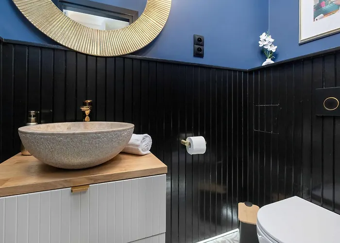 Three Bedroom In Center With Desk By Renters *